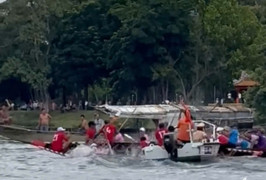 Vận động viên dùng mái chèo đánh nhau tại giải đua ghe ở Huế