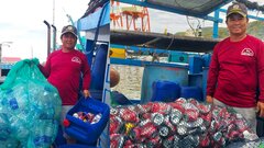 Tàu cá ngư dân Bình Định cập bến với cá đầy khoang, túi đầy rác