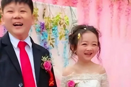 Mỹ nhân bé như trẻ lên 10 quyết cưới chồng tí hon, 5 năm sau vỡ mộng hôn nhân