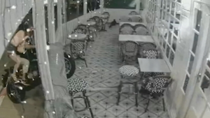 Thái Lan: Moto lao thẳng vào quán cà phê, bánh trước dính chặt lan can 