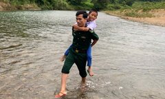 Lính biên phòng cõng học sinh vượt suối, băng rừng đến trường khai giảng