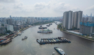 Hong Kong cho học sinh nghỉ học, hoãn gần 40 chuyến bay đề phòng bão Yagi