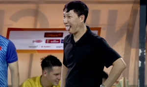 Phản ứng kì lạ của HLV Kim Sang-sik và Nguyễn Filip khi Văn Lâm mắc sai lầm