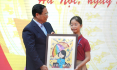 Bức tranh đặc biệt của nữ sinh trường khiếm thị tặng Thủ tướng ở lễ khai giảng