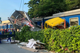 Tin tai nạn giao thông mới nhất ngày 5/9: Xe tải biến dạng sau va chạm tàu hỏa