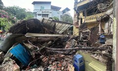 Cây cổ thụ đổ đè sập tường ở Hà Nội, 3 người bị thương
