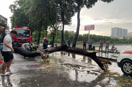 Công an Hà Nội khuyến cáo người dân đi lại ra sao khi bão Yagi đổ bộ?