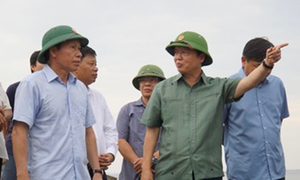 Phó Thủ tướng thị sát đê chắn sóng Hải Phòng, yêu cầu ứng phó đặc biệt với bão