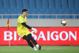 Cựu vua phá lưới V.League bênh Đặng Văn Lâm: 'Không ai chuyền về như thế cả'