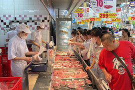 Cảnh người Hà Nội đổ xô đi siêu thị, mua đồ 'chạy bão' Yagi