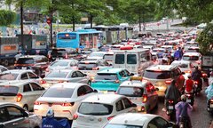 Dân cấp tập về nhà tránh siêu bão Yagi, đường Hà Nội ùn tắc khắp ngả