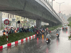 Hà Nội bắt đầu mưa dông, cảnh báo tố, lốc, sét, mưa đá do siêu bão Yagi