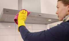 Cách vệ sinh máy hút mùi bằng bia và muối