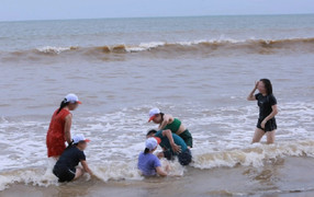Cấm biển ứng phó siêu bão Yagi, du khách vẫn vô tư tắm, cưỡi cano ở Sầm Sơn
