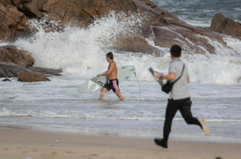 Chống siêu bão Yagi: Dân Trung Quốc đắp bao cát, ra sức ngăn 'những kẻ săn bão'