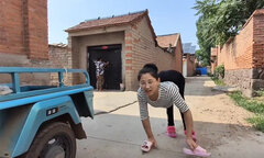 'Bà mẹ 4 chân' quyết cãi lời bác sỹ để sinh con, nhìn thành quả ai cũng bất ngờ