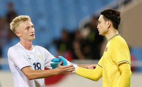 Mặt cỏ sân Mỹ Đình khiến Văn Lâm mắc sai lầm ngớ ngẩn?