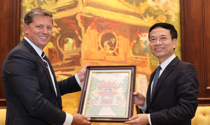 Bộ trưởng Nguyễn Mạnh Hùng tiếp Phó Chủ tịch SpaceX