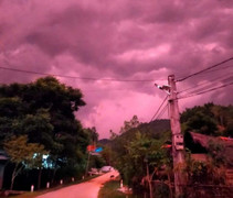 Bầu trời ở Nghệ An chuyển sang màu tím lúc chiều tối