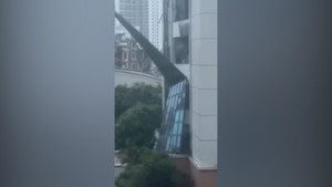 Hứng chịu bão số 3, toà nhà ở Quảng Ninh bị gió thổi bay cả bức tường kính