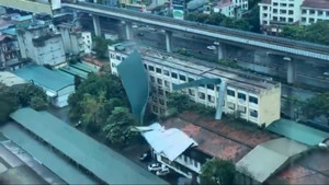 Siêu bão Yagi hoành hành, gió giật tung mái công ty giày Thượng Đình ở Hà Nội