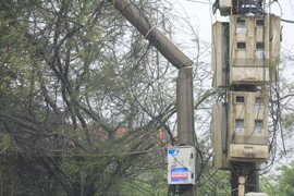 Siêu bão Yagi quật ngã đường dây, hàng trăm nghìn người chịu cảnh mất điện