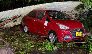 Đường phố Hà Nội tan hoang sau khi bão Yagi đổ bộ