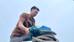 Ngư dân Nam Định xoay xở bảo vệ tàu thuyền, 'nín thở' chờ tin siêu bão Yagi