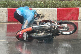 Gió mạnh quật ngã nhiều người đi đường ở Hà Nội