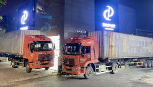 Người dân Hà Nội dùng container chặn cửa chống bão Yagi