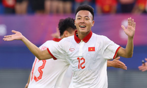 HLV Kim Sang-sik gạch tên trò cưng của ông Troussier