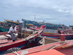 Ngư dân sửa chữa tàu thuyền sau bão Yagi, chờ ngày được ra khơi