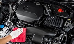 Cách tự vệ sinh khoang máy ô tô không cần xịt nước