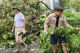 NSND Xuân Bắc cùng 2 con trai hỗ trợ dọn cây đổ trên phố sau bão Yagi