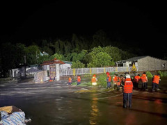 Cứu 3 người mắc kẹt trong bão lũ ở Vĩnh Phúc