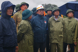 Bộ trưởng Lê Minh Hoan thăm hỏi, động viên người dân Lào Cai sau bão số 3 Yagi