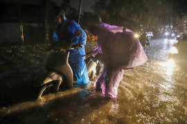 Dân Hà Nội mò đường trong bóng tối, dắt xe qua đoạn đường ngập gần 1m