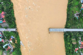 Cứu 2 người vụ sập cầu Phong Châu ở Phú Thọ