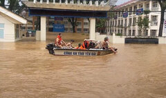 Mắc kẹt trong mưa lũ, nhiều người dân lên mạng cầu cứu