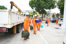 EVNNPC cấp điện lại cho hơn 74% khách hàng bị ảnh hưởng bởi mưa lũ