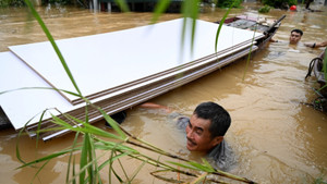 Thiên tai liên tiếp tấn công: Hàng triệu đồng bào cần được giúp đỡ
