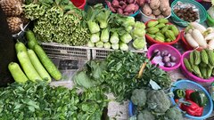 Sau bão, rau xanh ở Hà Nội khan hiếm, đội giá gấp đôi