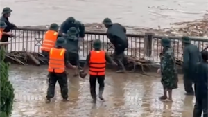 Chiến sĩ bị cuốn trôi theo dòng nước lũ khi làm nhiệm vụ tại Lào Cai