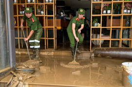 Bộ đội, công an căng mình giúp dân dọn bùn đất sau lũ lụt ở Lào Cai
