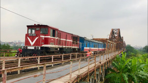 Nước sông Hồng dâng cao uy hiếp an toàn, tàu qua cầu Long Biên phải dừng chạy