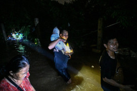 Nước sông Hồng dâng cao, người Hà Nội trắng đêm chạy lũ