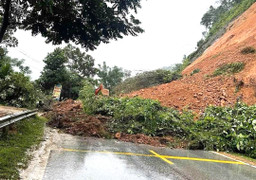 Đất đá tràn xuống Quốc lộ 2, tuyến giao thông Tuyên Quang - Hà Giang bị chia cắt
