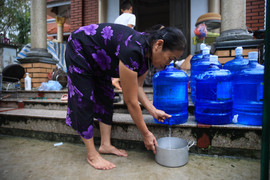 Tích trữ 20 bình nước để 'sống chung với lũ'