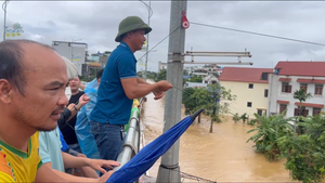 Thái Nguyên: Chuyển lương thực bằng ròng rọc tự chế cho người bị cô lập trong lũ