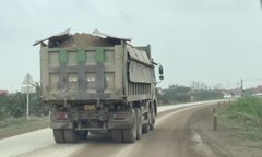 Xe tải xả vật liệu ra đường có bị phạt?